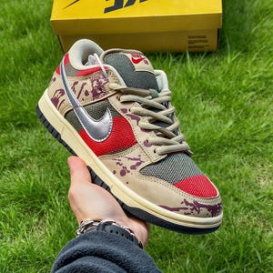 Puede incluir: Una taza de cerámica blanca con un asa negra y el texto "But First, Coffee" en negro y negrita. La taza está sobre una superficie de madera. La taza mide aproximadamente 10 cm de alto.