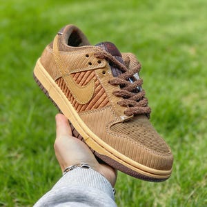 Può includere: Una tazza di ceramica bianca con manico nero e la scritta "But First, Coffee" in nero, in grassetto. La tazza è su una superficie bianca.