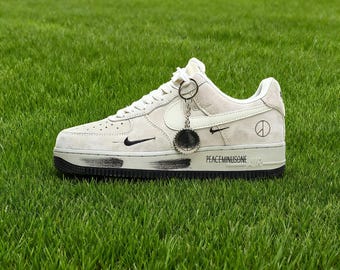 Zapatillas Air Force 1 de gamuza personalizadas, diseño beige claro pintado a mano, zapatillas AF1 únicas, regalo unisex de streetwear, zapatillas personalizadas