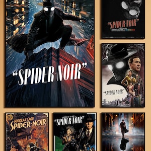 Pode incluir: Uma coleção de cartazes emoldurados do filme "Spider-Noir". Os cartazes apresentam Nicolas Cage e outros personagens em estilo noir, com uma paleta de cores escuras e o título em destaque. Os cartazes são exibidos numa parede.