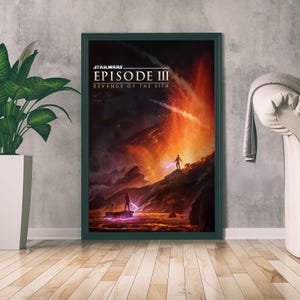 Può includere: Poster incorniciato di Star Wars Episodio III: La Vendetta dei Sith. L'opera raffigura un paesaggio vulcanico infuocato con due figure che brandiscono spade laser. Il poster è in una cornice verde scuro, su un muro grigio e un pavimento in legno.