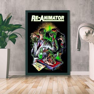 Puede incluir: Póster enmarcado con el título "RE-ANIMATOR". La ilustración muestra un científico con bata de laboratorio, una cabeza cortada y líquido verde. El texto "Get dead, drink later" está en una nota. Tema de terror.