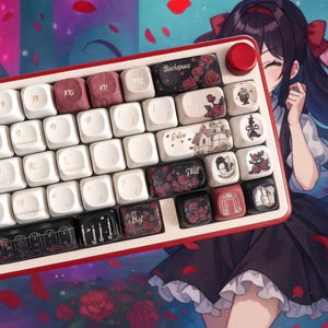 Può includere: Una tastiera meccanica personalizzata con una cornice rossa e bianca. I tasti presentano una varietà di disegni, tra cui rose, edifici e altri elementi decorativi. La tastiera ha una manopola rotante rossa e un tasto Backspace.