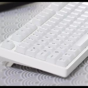 Puede incluir: Un teclado mec&aacute;nico blanco con teclas blancas. El teclado tiene una distribuci&oacute;n QWERTY est&aacute;ndar con teclas alfanum&eacute;ricas, teclas de funci&oacute;n y teclas modificadoras. Las teclas est&aacute;n limpias.