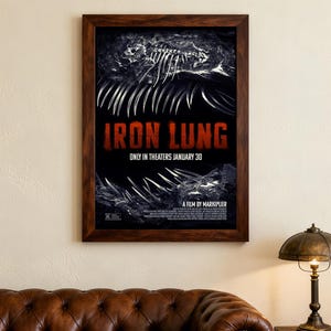 Puede incluir: Póster de película enmarcado para "Iron Lung" con un diseño oscuro y ominoso. El título está en letras rojas en negrita, con la leyenda "Only in Theaters January 30". El póster presenta una estructura esquelética y un fondo oscuro y texturizado.