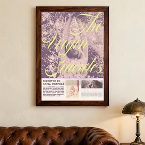 Può includere: Poster cinematografico incorniciato per "The Virgin Suicides" diretto da Sofia Coppola. Il poster presenta una donna con le braccia alzate, su uno sfondo viola e verde. Il titolo è in un carattere giallo stilizzato.