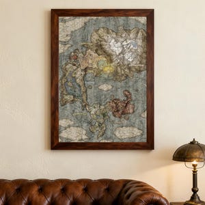 Può includere: Una stampa di mappa incorniciata con un aspetto dettagliato e invecchiato. La mappa presenta masse terrestri in tonalità marroni, verdi e beige, su uno sfondo blu-grigio con illustrazioni di nuvole. La cornice è marrone scuro.