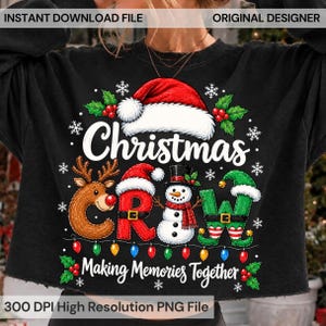 Op de afbeelding: Een zwart sweatshirt met een afbeelding en de tekst Christmas Crew Making Memories Together. Het ontwerp bevat een kerstmuts, een rendier, een rode letter, een sneeuwpop, een groene letter, hulstbladeren en een snoer met kerstverlichting.