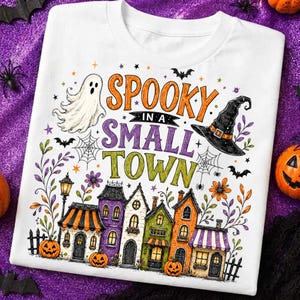 Città di Halloween PNG, design personalizzato con codice postale e strega, maglietta del piccolo villaggio di Salem PNG, download spettrale di Halloween