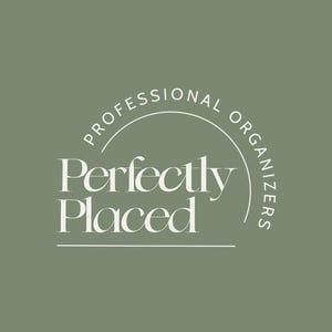 Può includere: Logo su sfondo verde salvia. Il testo recita "Perfectly Placed" in un carattere serif, con "Professional Organizers" in un semicerchio sopra. Una linea orizzontale sottolinea "Perfectly Placed".