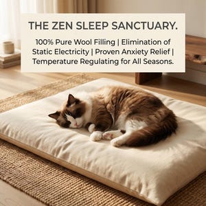 Puede incluir: Una cama rectangular beige para mascotas con un gato esponjoso marrón y blanco durmiendo encima. El texto arriba dice: THE ZEN SLEEP SANCTUARY. 100% Pure Wool Filling | Elimination of Static Electricity | Proven Anxiety Relief | Temperature Regulating for All Seasons.