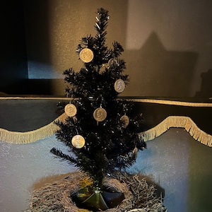 Schwarzer Weihnachtsbaum GELDBAUM mit Vintage Silber Dollars c. 1970er Jahre