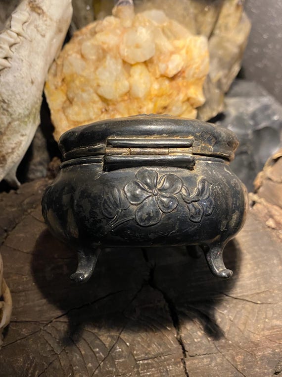 Sweet Victorian Jewelry Casket Antique Ring Box - Repousse Violet Designs - Marked JB for Jennings Brothers View 6