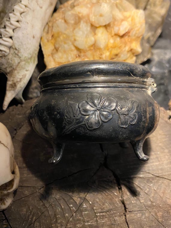 Sweet Victorian Jewelry Casket Antique Ring Box - Repousse Violet Designs - Marked JB for Jennings Brothers View 2