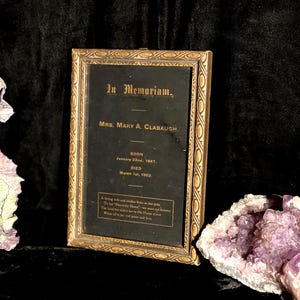 Carte de cabinet commémorative victorienne « Mrs. Mary Clabaugh » - Memento Mori - encadrée dans un cadre ancien vintage