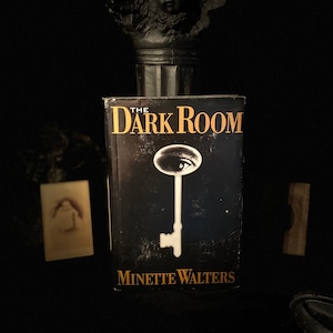 THE DARK ROOM - Thrilling Crime Mystery Suspence Novel - c. 1996 First Edition
