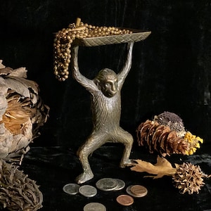Porta-cartões de visita de macaco de bronze vintage * Mordomo de macaco * Suporte de macaco * Bandeja para bugigangas * Prato para anéis - Tesouro antigo com muitos usos!
