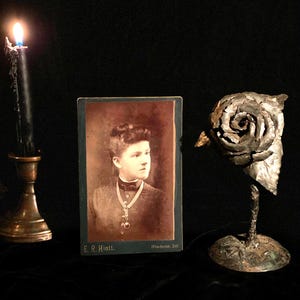 MYSTERIÖSE JUNGE FRAU, die Jeweled Kreuz-Anhänger und Gabel-Kragenbrosche trägt - Forest Green Kabinett-Karte Foto bei Gothic Rose Antiques