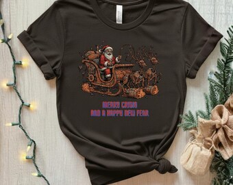 Może przedstawiać: Ciemnobrązowy t-shirt z świąteczną grafiką Świętego Mikołaja w saniach ciągniętych przez szkieletowe renifery. Tekst "MERRY CRISIS AND A HAPPY NEW FEAR" jest wyświetlany w kolorze różowym i niebieskim. Odzież codzienna.