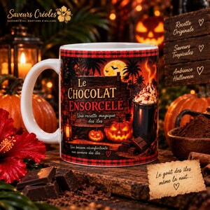 Op de afbeelding: Een witte keramische mok met een Halloween-thema afbeelding met een volle maan, palmbomen, pompoenen en chocolade. De tekst luidt Le Chocolat Ensorcelé, Une recette magique des îles en Une boisson réconfortante aux saveurs des îles.