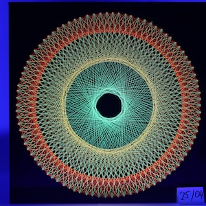Könnte beinhalten: Geometrische String-Art mit konzentrischen Kreisen in Rot, Gelb und Türkis auf schwarzem Hintergrund. Das Kunstwerk hat ein zentrales dunkles Loch und ein Etikett mit den Zahlen "25/04" unten rechts.