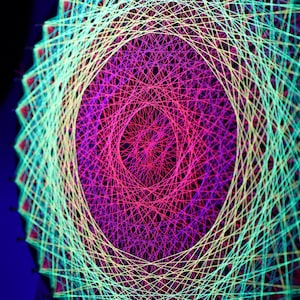 Può includere: Opera d'arte geometrica astratta con un design circolare di linee intrecciate. L'opera presenta una sfumatura di colori, che passa dal rosa e viola al centro al verde e giallo sui bordi esterni. Lo sfondo è blu scuro.