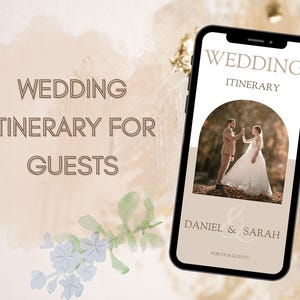 Pode incluir: Um smartphone exibe um itinerário de casamento para convidados. A tela mostra uma foto de um casal, com os nomes "Daniel & Sarah" abaixo. O fundo tem um design em aquarela com o texto "Wedding Itinerary for Guests."