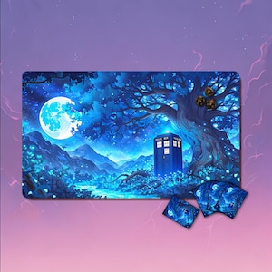Pode incluir: Um tapete de jogo retangular com uma paisagem noturna em tons de azul, apresentando uma lua cheia grande, uma árvore frondosa e uma cabine de polícia azul. Três dados poliédricos escuros repousam nos ramos e quatro cartas a condizer.