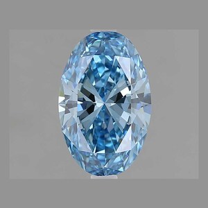 K&ouml;nnte beinhalten: Ein hellblauer, oval geschliffener Edelstein mit einer brillanten, facettierten Oberfl&auml;che. Die Facetten des Edelsteins reflektieren das Licht und erzeugen einen funkelnden Effekt. Der Edelstein ist vor einem neutralgrauen Hintergrund platziert. Geeignet f&uuml;r Schmuck.