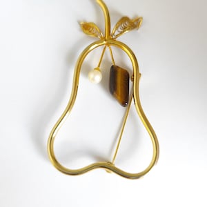 Grote vintage peervormige broche in goudkleurig metaal – Natuurlijke tijgeroogsteen – Crèmewitte parel – Filigraan retro sieraad – Elegant accessoire