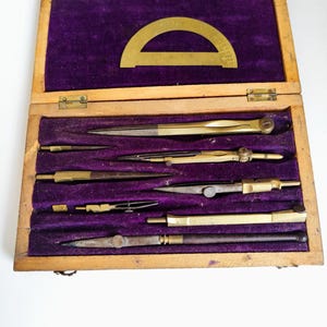 Juego de compás antiguo en caja de madera preciosa – Patentado por S.G.D.G. – Instrumentos de dibujo francés del siglo XIX – Herramientas de arquitectura