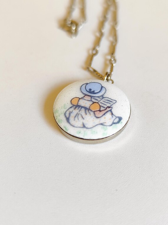 Pendentif Vintage Michel Le Brun France – Médaillon Émail Peint Main Lecture Petite Fille – Collier 70s – Bijou Ancien Romantique