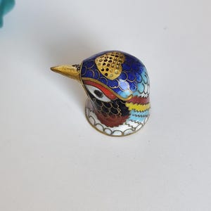 Dedal vintage dourado em cloisonné com cabeça de pássaro, peça colecionável francesa colorida em esmalte para costura, pingente para confecção de joias, década de 1970.