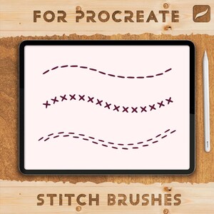 Op de afbeelding: Een digitale illustratie op een tablet met stikselpenselen voor Procreate. Het scherm toont drie verschillende stikpatronen in donkerpaars. Een witte stylus ligt op het houten oppervlak naast de tablet. De woorden "FOR PROCREATE" en "STITCH BRUSHES" zijn zichtbaar.