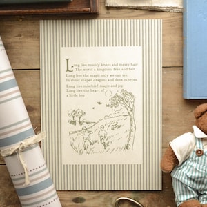 Puede incluir: Una tarjeta de felicitación con un borde a rayas y un poema sobre la infancia. La ilustración muestra a dos niños jugando en un campo. La tarjeta está rodeada de otros elementos, como un oso de peluche y un rollo de papel de regalo.