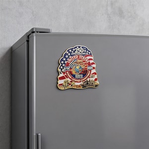 K&ouml;nnte beinhalten: Ein Gedenkmagnet mit dem Emblem des United States Marine Corps, das den 250. Jahrestag feiert. Das Design beinhaltet die amerikanische Flagge, die Jahre 1775 und 2025 sowie die Worte "Ehre, Mut, Engagement."
