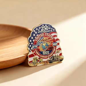 K&ouml;nnte beinhalten: Eine Gedenkanstecknadel mit patriotischem Design. Die Anstecknadel zeigt den Text "250th Anniversary United States 1775-2025" und die Worte "Honor, Courage, Commitment" um ein zentrales Emblem. Die Anstecknadel hat einen goldenen Rand und ein rot-wei&szlig;-blaues Farbschema.
