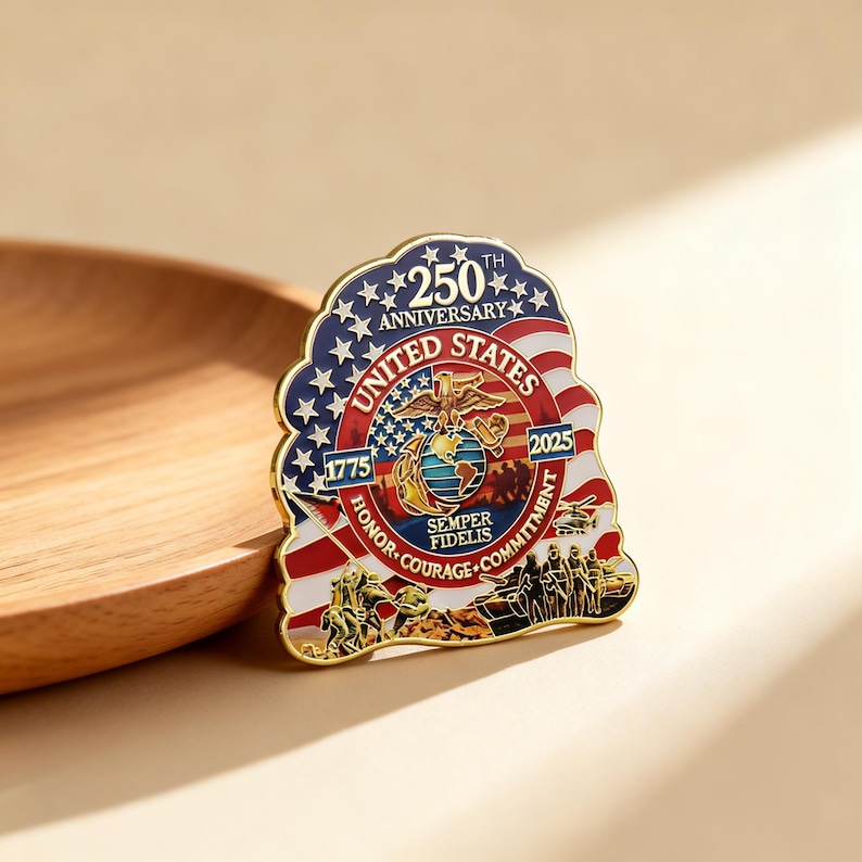 K&ouml;nnte beinhalten: Eine Gedenkanstecknadel mit patriotischem Design. Die Anstecknadel zeigt den Text "250th Anniversary United States 1775-2025" und die Worte "Honor, Courage, Commitment" um ein zentrales Emblem. Die Anstecknadel hat einen goldenen Rand und ein rot-wei&szlig;-blaues Farbschema.