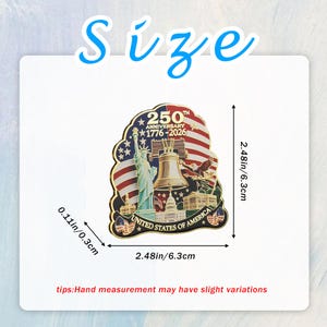 K&ouml;nnte beinhalten: Goldfarbene Anstecknadel zum 250. Jahrestag der Vereinigten Staaten mit der Freiheitsstatue, der Liberty Bell und der amerikanischen Flagge. Die Anstecknadel misst 6,3 cm x 6,3 cm.