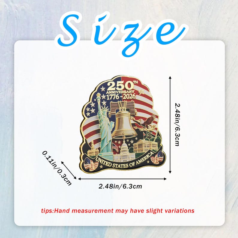 K&ouml;nnte beinhalten: Goldfarbene Anstecknadel zum 250. Jahrestag der Vereinigten Staaten mit der Freiheitsstatue, der Liberty Bell und der amerikanischen Flagge. Die Anstecknadel misst 6,3 cm x 6,3 cm.