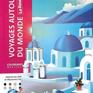 Pode incluir: Um livro para colorir intitulado "VOYAGES AUTOUR DU MONDE Le Routard" com uma ilustração vibrante de uma cena da ilha grega. A imagem apresenta edifícios brancos com cúpulas azuis, uma pessoa carregando um globo e o texto "COLORIAGES MYSTÈRES".