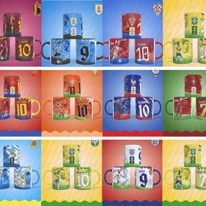 Puede incluir: Colección de tazas de cerámica con temática de fútbol, con retratos de jugadores y números de camiseta. Cada taza muestra los colores y emblemas de un equipo nacional diferente. Las tazas tienen asas y bordes de colores.