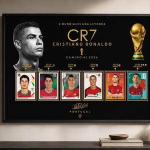 Peut inclure: Une affiche murale encadrée en noir présentant un portrait de Cristiano Ronaldo, le texte 6 MUNDIALES UNA LEYENDA CR7 CRISTIANO RONALDO CAMINO AL 2026, une illustration de trophée doré et six cartes de collection de football de 2006 à 2026.