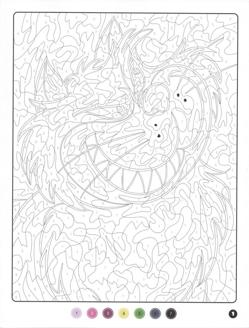 Op de afbeelding: Een zwart-wit kleur-op-nummer activiteit boekpagina met een gestileerde illustratie van een grijnzende Cheshire Cat uit Alice in Wonderland. De afbeelding is verdeeld in genummerde secties, klaar om in te kleuren. De onderkant van de pagina heeft een kleurensleutel.