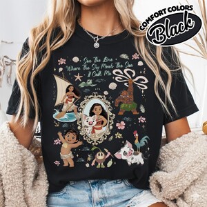 Puede incluir: Camiseta negra con un gr&aacute;fico colorido de personajes y texto de una popular pel&iacute;cula animada. El dise&ntilde;o incluye el texto "See The Line Where The Sky Meets The Sea It Call Me". La camiseta est&aacute; etiquetada como "COMFORT COLORS Black".