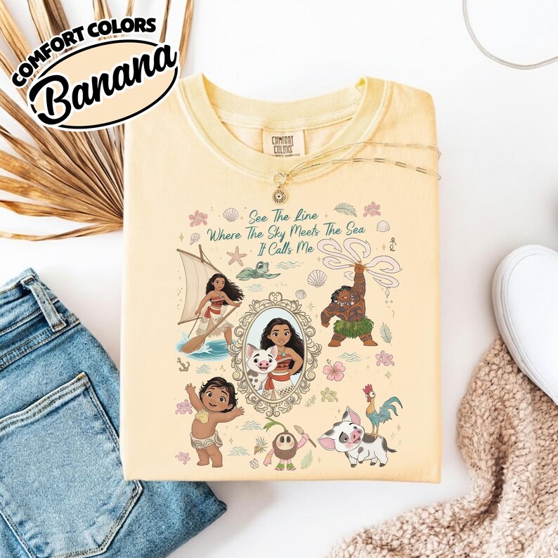 Puede incluir: Una taza de cer&aacute;mica blanca con un asa negra y el texto "But First, Coffee" en un estilo manuscrito. La taza est&aacute; sobre una superficie blanca. La taza mide 10 cm de alto.