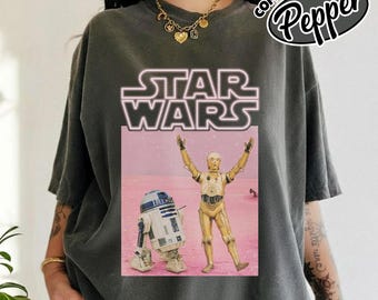 Camiseta Comfort Color de Star Wars con droides R2-D2 y C-3PO, divertido retrato rosa neón, colección Galaxy's Edge, regalo perfecto para fans, estilo años 90 RLTU21