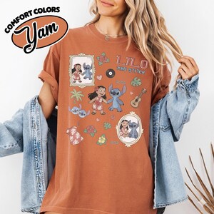 Puede incluir: Una camiseta de color &oacute;xido con un dise&ntilde;o gr&aacute;fico de los personajes de Lilo y Stitch. El dise&ntilde;o incluye im&aacute;genes enmarcadas, flores, un disco, una guitarra y el texto "Lilo and Stitch". La camiseta tiene mangas cortas y cuello redondo.
