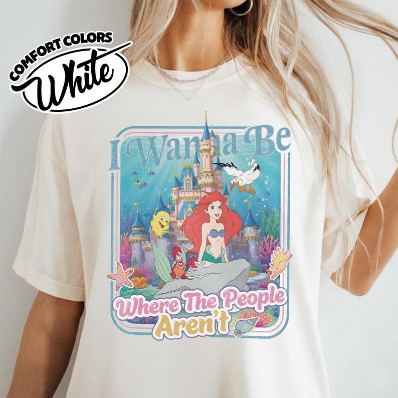 Puede incluir: Una taza de cer&aacute;mica blanca con un asa negra y el texto "But First, Coffee" en negro, en negrita. La taza est&aacute; sobre una superficie de madera.