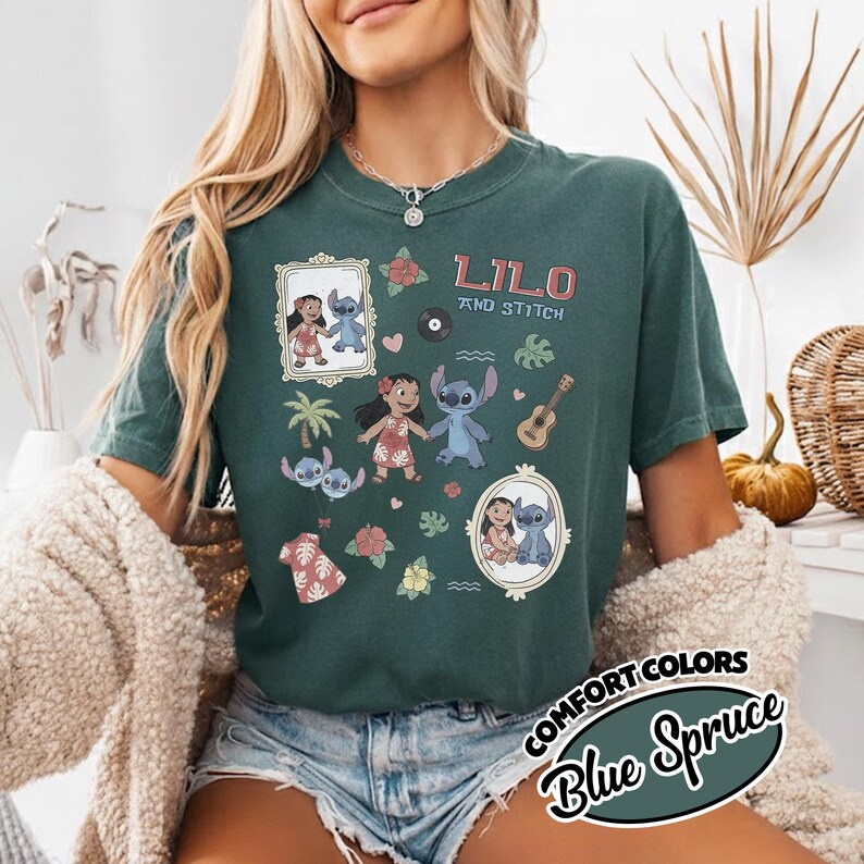 Puede incluir: Una camiseta de color verde azulado con el texto "Lilo and Stitch" y varias ilustraciones de dibujos animados. El dise&ntilde;o incluye im&aacute;genes de Lilo y Stitch, flores, una guitarra y elementos tropicales. La camiseta tambi&eacute;n tiene el texto "Comfort Colors Blue Spruce".